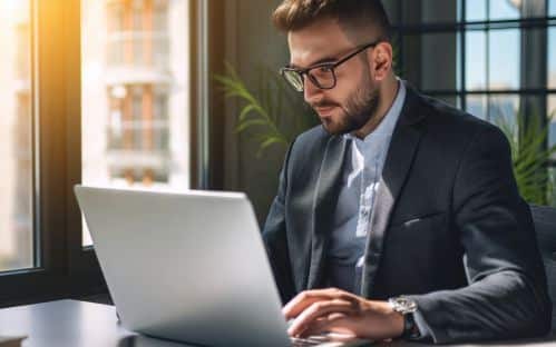 advogado trabalhando em notebook