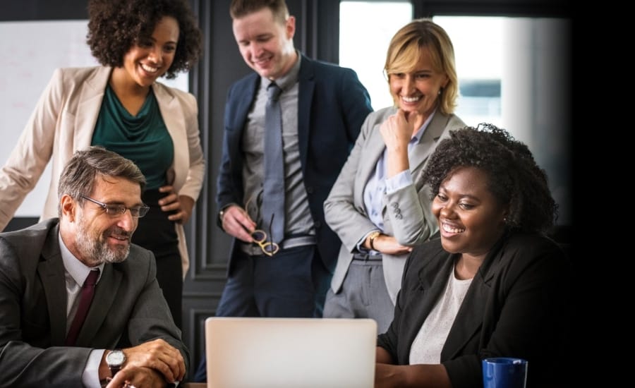 advogados confiantes trabalhando em notebook