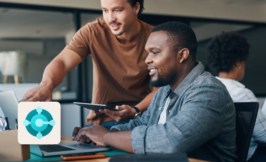 dois colegas trabalhando no escritório logo ms business central sobreposto