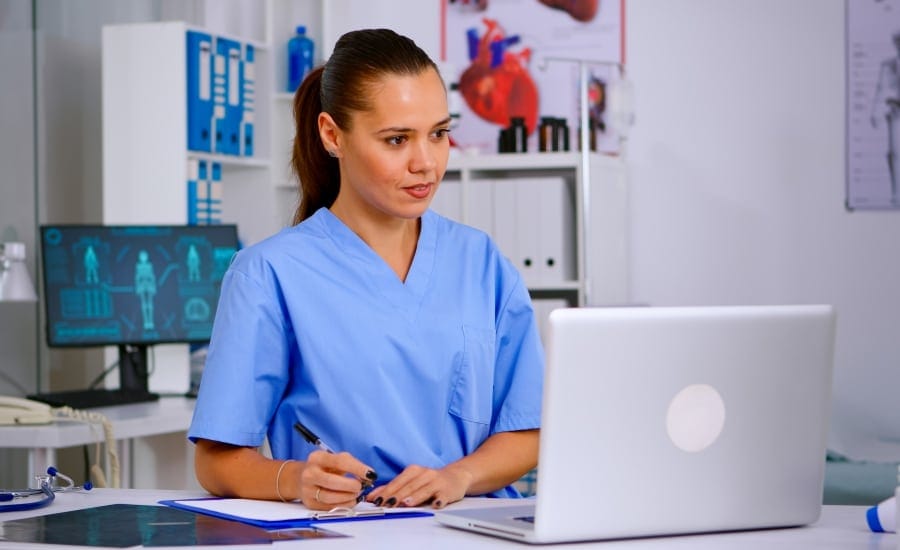 enfermeira registrando-prontuario em notebook