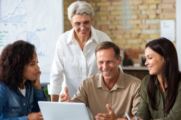 equipe animada trabalhando em notebook