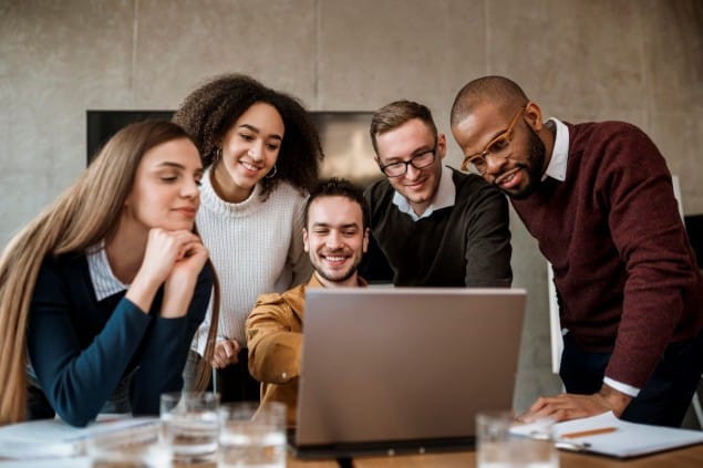 equipe animada trabalhando em notebook