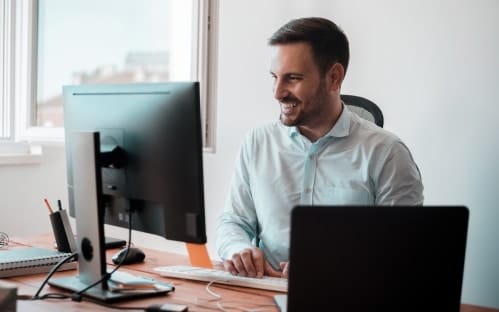 gerente comercial trabalhando em um pc