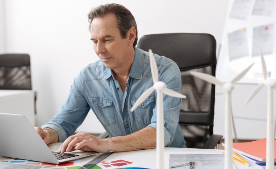 gestor de energia trabalhando no computador