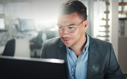 gestar de projetos trabalhando em um computador