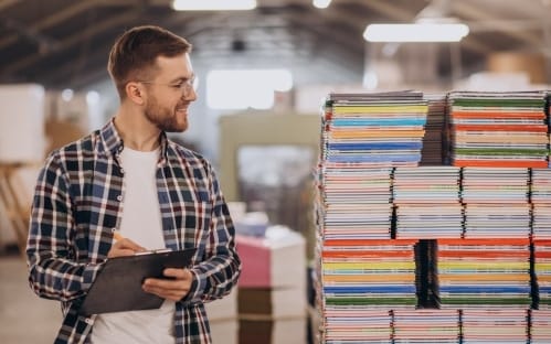 homem catalogando uma pilha de documentos