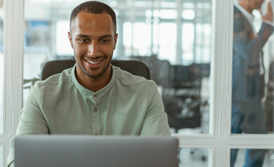 homem confiante trabalhando no computador
