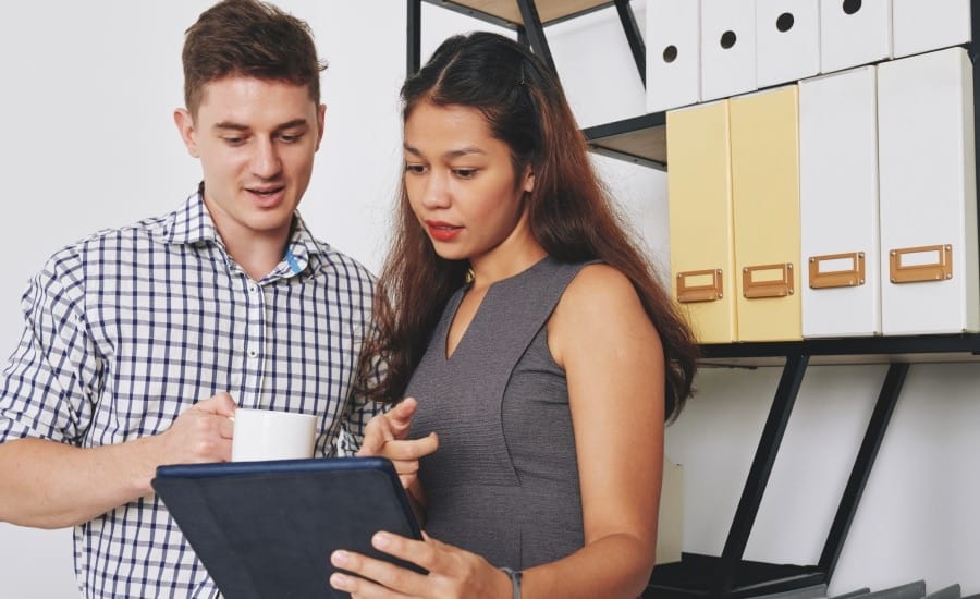 homem e mulher analisando um documento