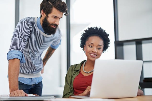 homem e mulher trabalhando olhando para notebook