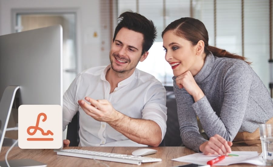 homem e mulher trabalhando no pc ícone assinatura eletrônica sobreposto