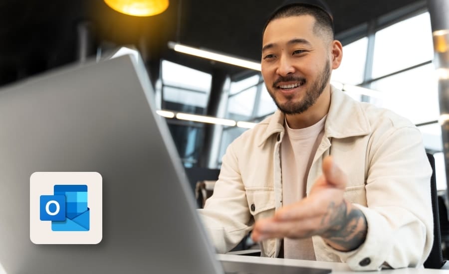 homem em reunião noebook logo outlook sobreposto