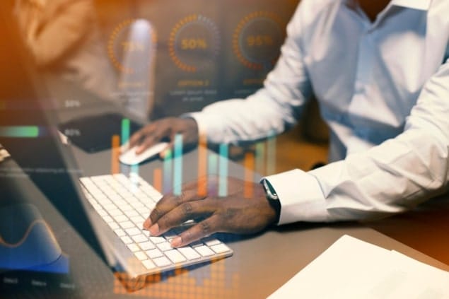 homem trabalhando em computador com graficos