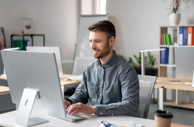 homem trabalhando em um computador