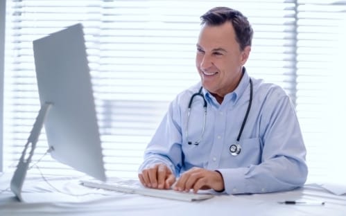 médido trabalhando em um computador