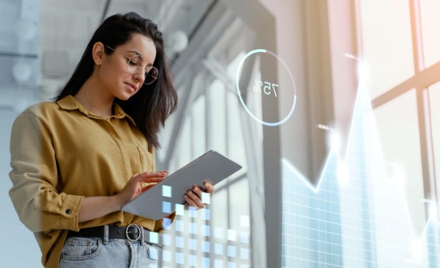 mulher segurando um tablet analisando dados