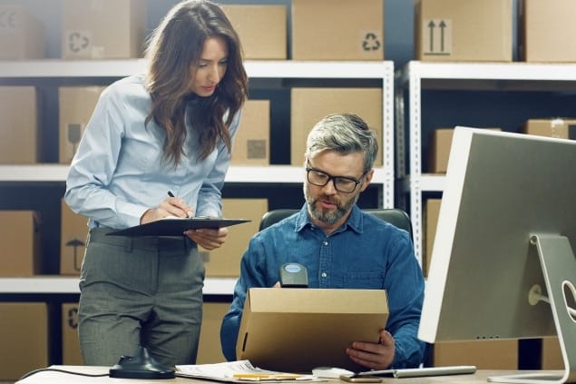 mulher com prancheta e homem arquivando documento físico