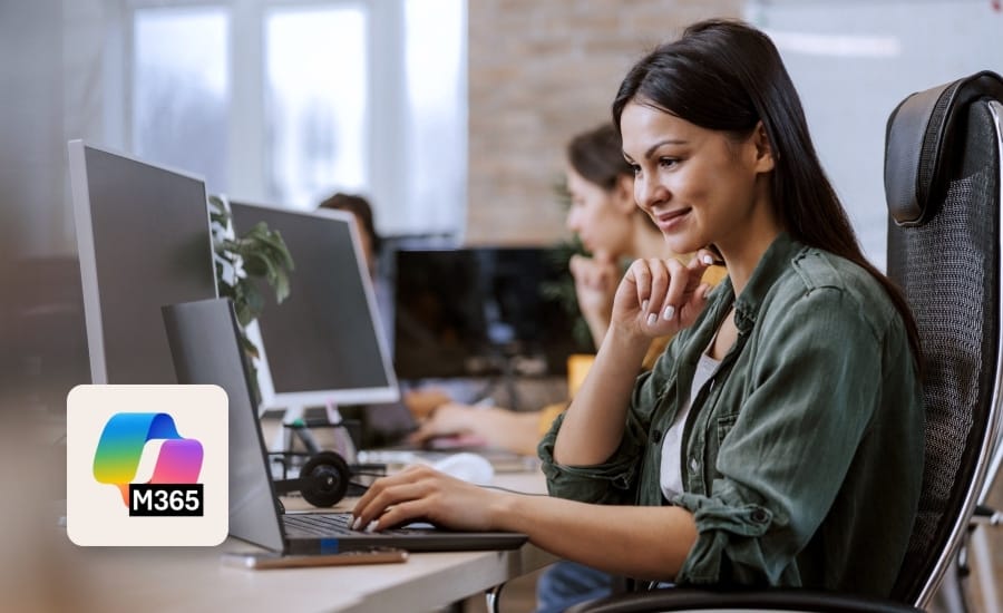 mulher trabalhando em computador desktop com logo microsoft 365 sobreposto