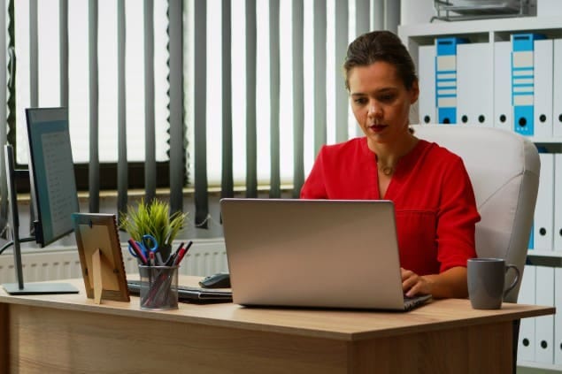 mulher trabalhando em um notebook em um escritório