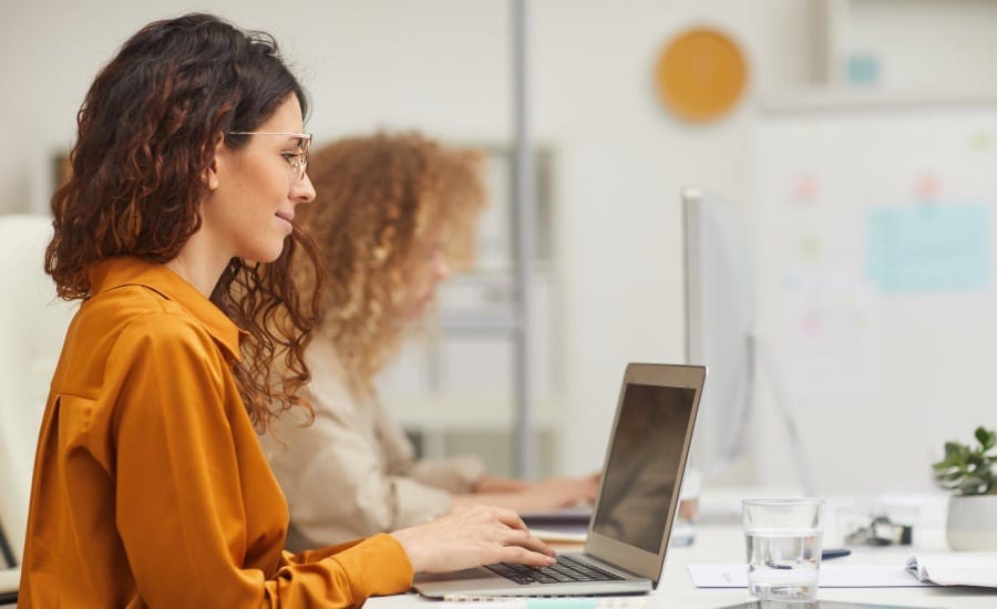 mulher trabalhando em um notebook