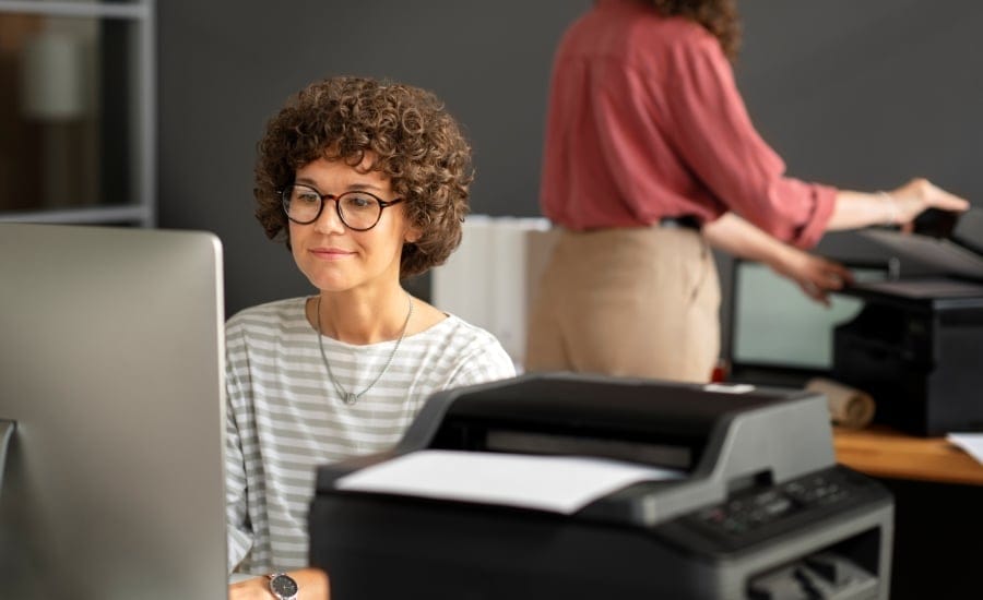 muher trabalhando em pc conectado a um scaner
