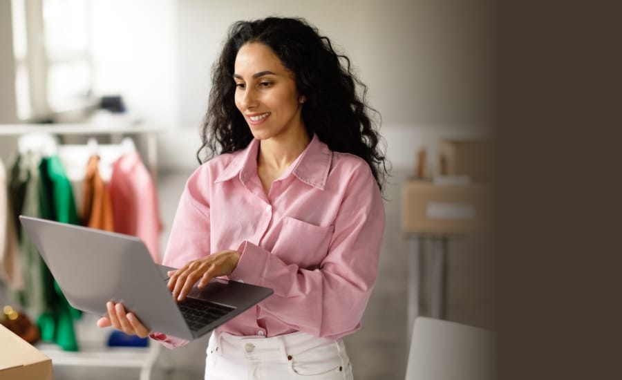 proprietária varejo online trabalhando em notebook