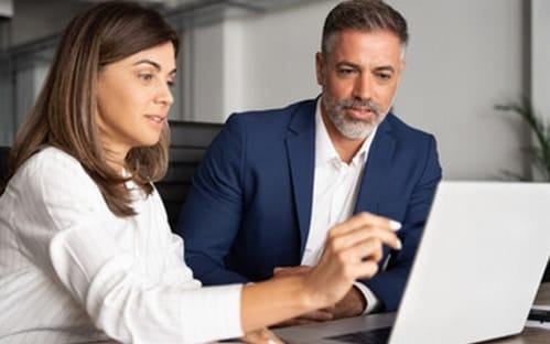 time de especialistas em compliance trabalhando no pc